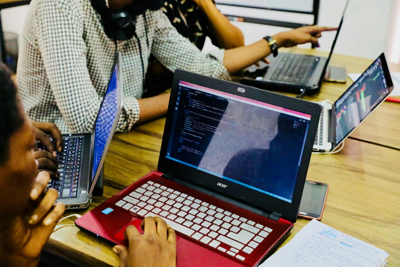 Un développeur code sur un ordinateur portable