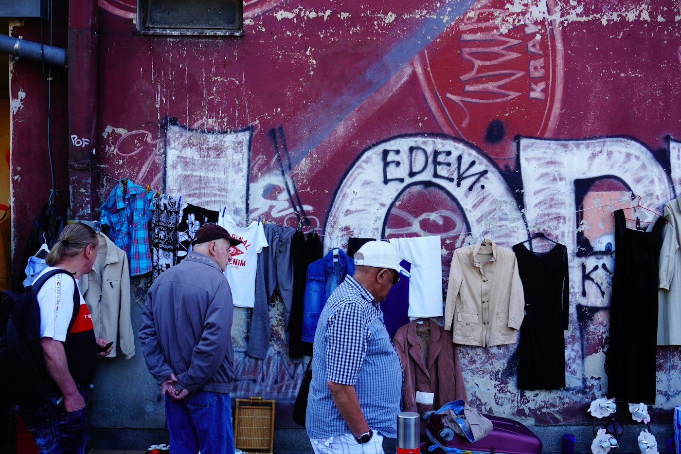 Un marché de vêtements de seconde main