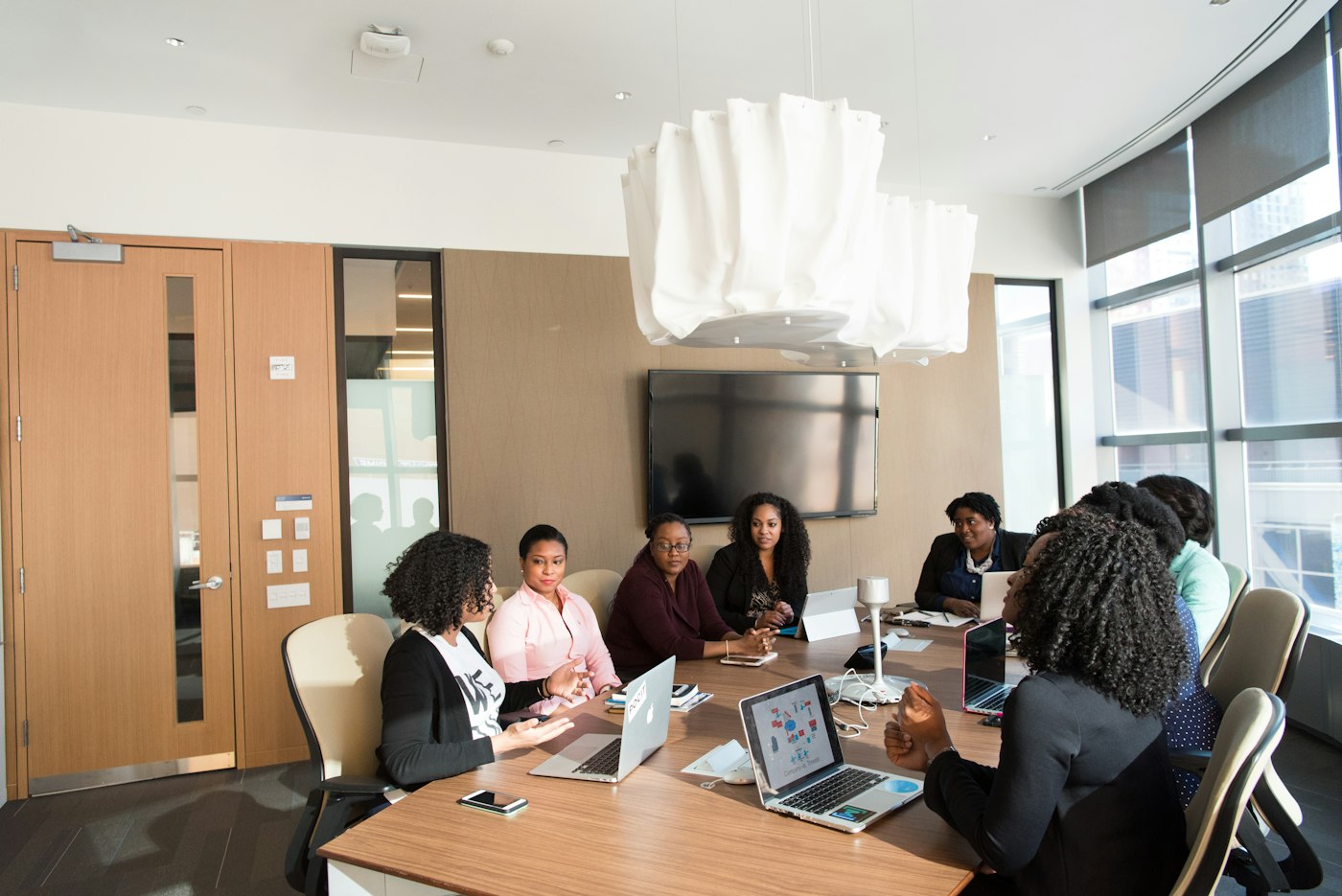 Une équipe au travail dans un bureau