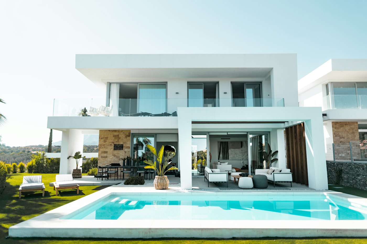 Une villa moderne avec piscine
